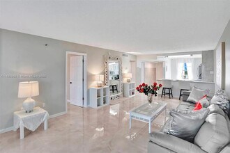 7001 Environ Blvd, Unit 703 in Lauderhill, FL - Foto de edificio - Building Photo