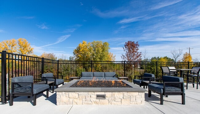 HUB13 in Oak Creek, WI - Foto de edificio - Building Photo