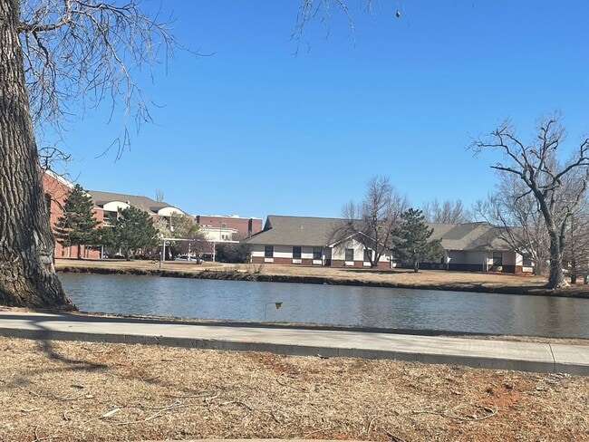 1604 Lakeshore Dr in Edmond, OK - Building Photo - Building Photo