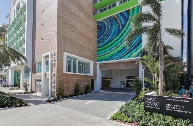 1756 N Bayshore Dr, Unit 34K in Miami, FL - Building Photo - Building Photo