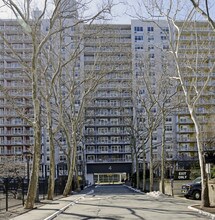 4 Washington Square Vlg in New York, NY - Foto de edificio - Building Photo