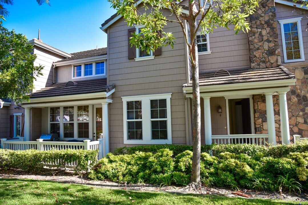 9 Elmhurst St in Ladera Ranch, CA - Building Photo