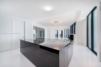 18555 Collins Ave, Unit 2801 in Sunny Isles Beach, FL - Foto de edificio - Building Photo