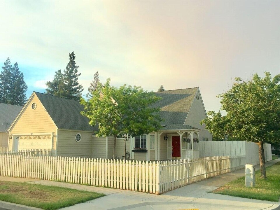 4114 W Regency Ave in Fresno, CA - Building Photo