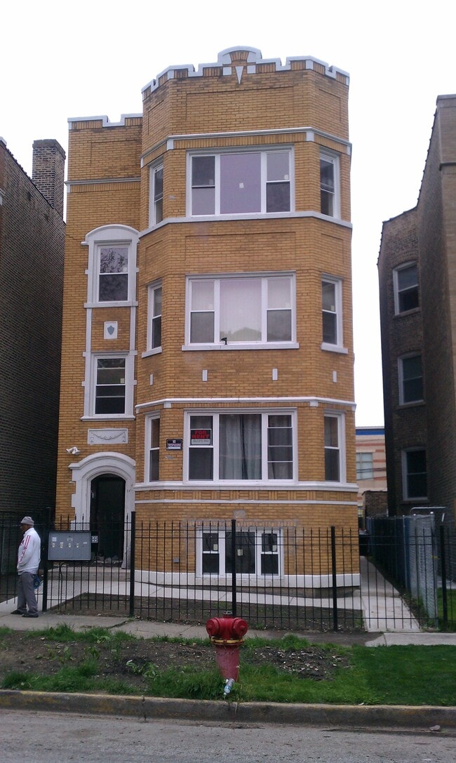 6328 N Claremont Ave, Unit 3