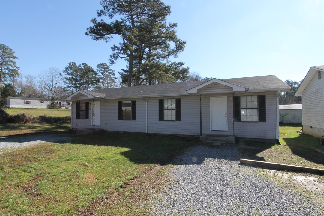 715 Houston Valley Rd in Tunnel Hill, GA - Foto de edificio