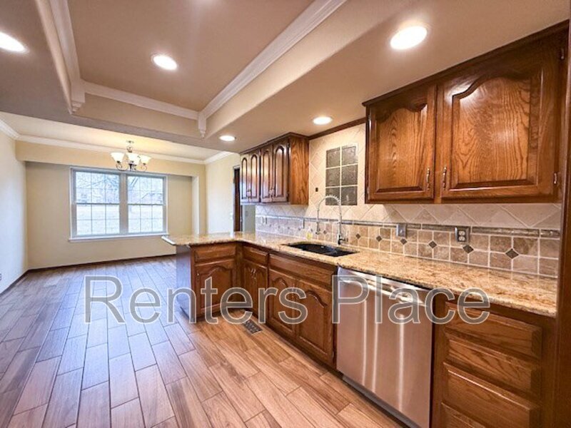 525 Meadowood Dr in Broken Arrow, OK - Building Photo