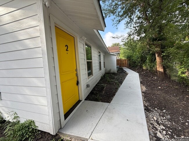 1927 W Mayfield Blvd, Unit 509 in San Antonio, TX - Building Photo - Building Photo