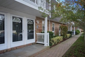 60 Watergate Ln in Patchogue, NY - Building Photo - Building Photo