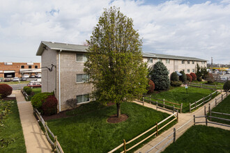 Carousel Court in Falls Church, VA - Foto de edificio - Building Photo