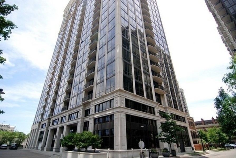 233 E 13th St in Chicago, IL - Building Photo