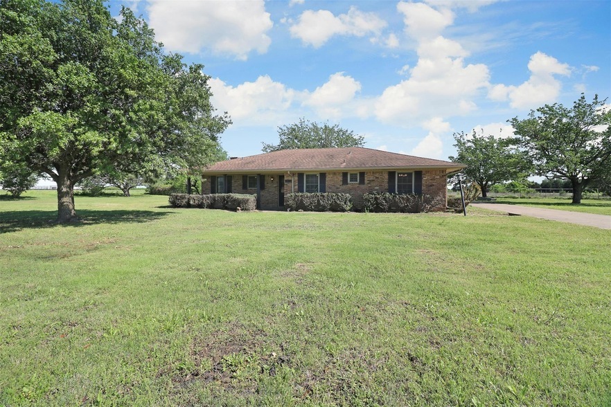 1454 W Wintergreen Rd in Lancaster, TX - Building Photo