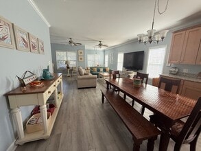 121 7th Ave S in Surfside Beach, SC - Foto de edificio - Building Photo