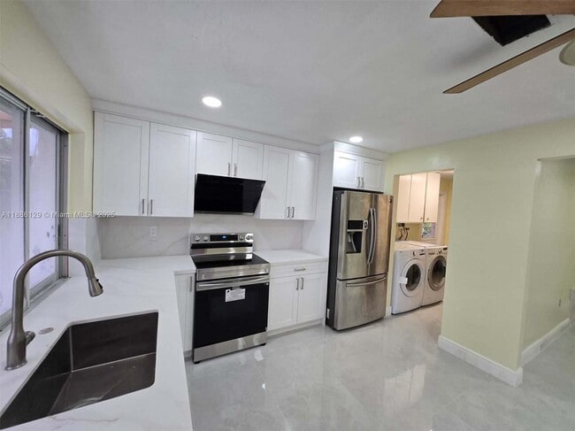 2430 NW 83rd Way in Sunrise, FL - Building Photo - Building Photo