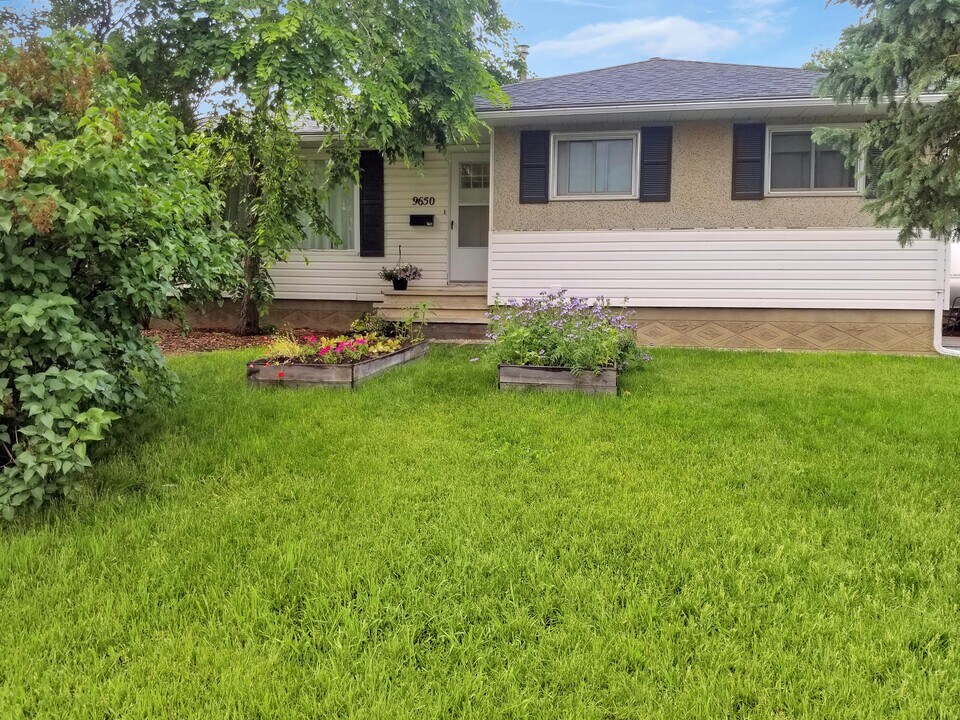 9650 108 Ave in Grande Prairie, AB - Building Photo