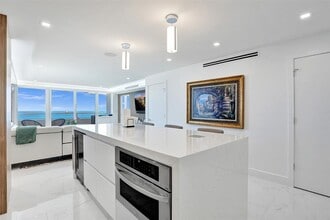 545 S Fort Lauderdale Beach Blvd, Unit 1701 in Fort Lauderdale, FL - Foto de edificio - Building Photo