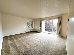 5812 SE Milwaukie Ave-Unit -5812-5 in Portland, OR - Building Photo - Building Photo