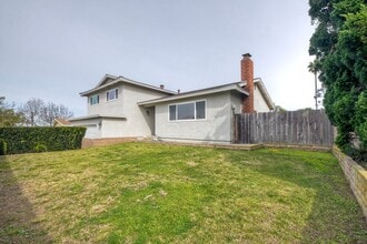 3570 Trieste Dr in Carlsbad, CA - Building Photo - Building Photo