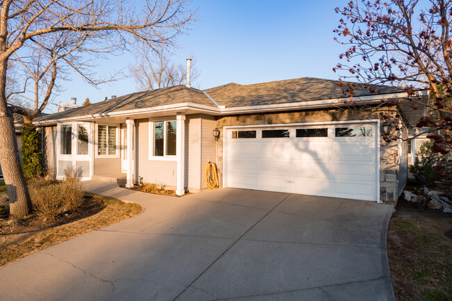 16 Hawkside Pk NW in Calgary, AB - Building Photo - Building Photo