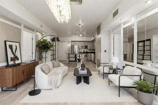 54 Rainey St in Austin, TX - Building Photo