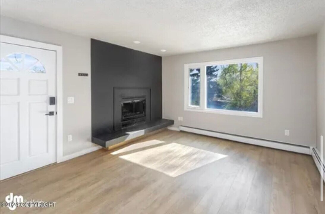 6148 Chevigny St in Anchorage, AK - Building Photo