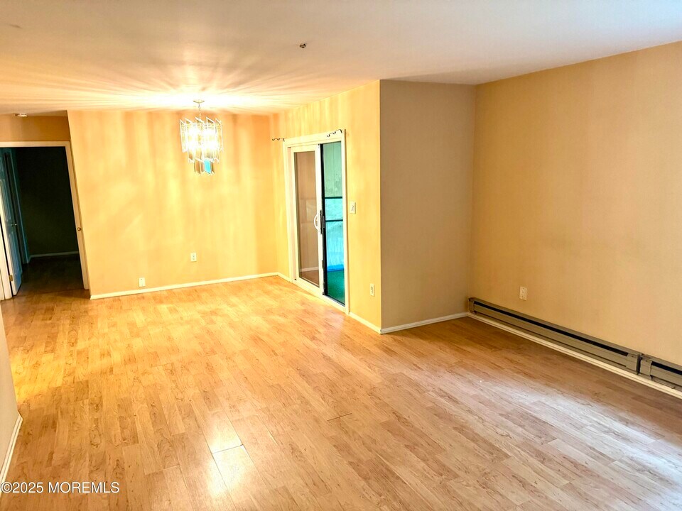 71 Overlook Way in Englishtown, NJ - Building Photo