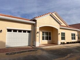 2106 Shantiniketan Blvd in Tavares, FL - Building Photo