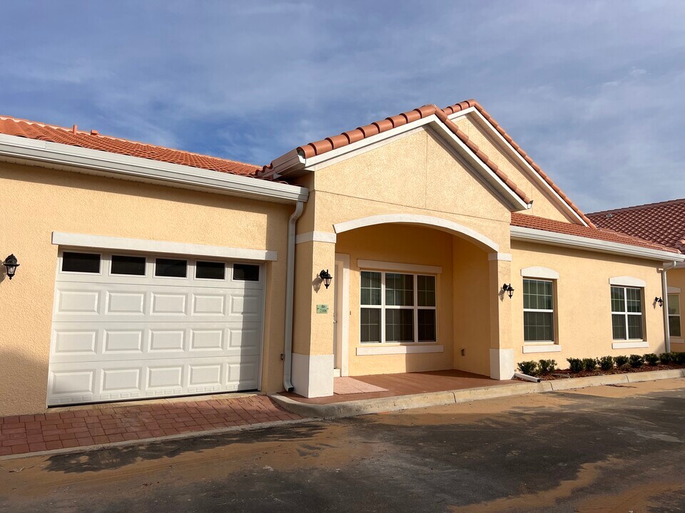 2106 Shantiniketan Blvd in Tavares, FL - Building Photo