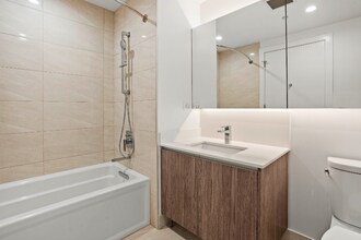 169 W Elm St in Chicago, IL - Building Photo - Building Photo