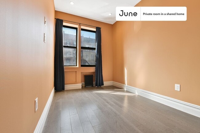 Private bedroom in 3 bed/2 bath Home in New York, NY - Building Photo - Building Photo