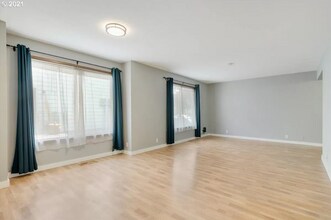 4905 SE Sherman St in Portland, OR - Building Photo - Building Photo