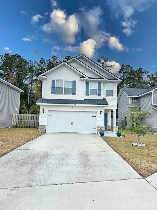 156 Hamlet Ct in Hinesville, GA - Building Photo