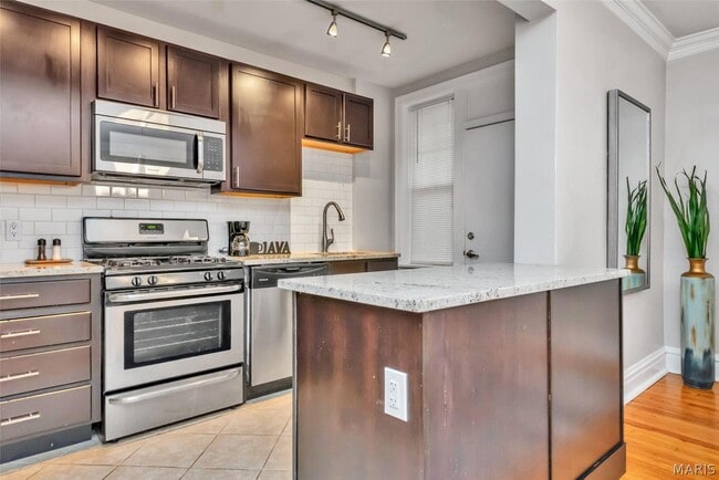 7557 Buckingham Dr in Clayton, MO - Building Photo - Building Photo