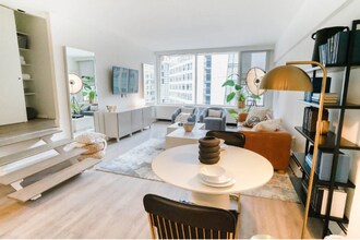 19 E Chestnut St in Chicago, IL - Building Photo - Building Photo