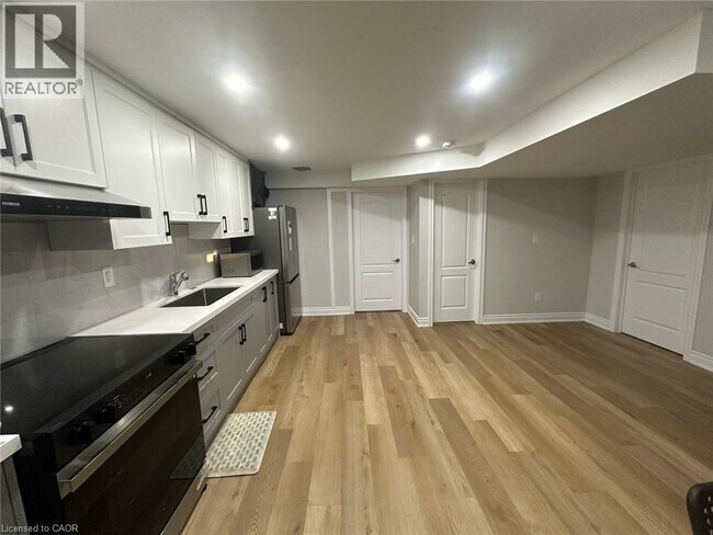 9 Macklin St in Brantford, ON - Building Photo - Building Photo