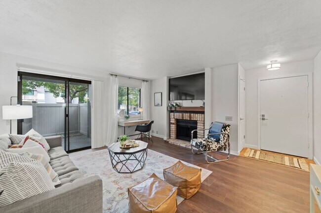 2280 Hurley Way-Unit -Condo in Sacramento, CA - Building Photo - Building Photo