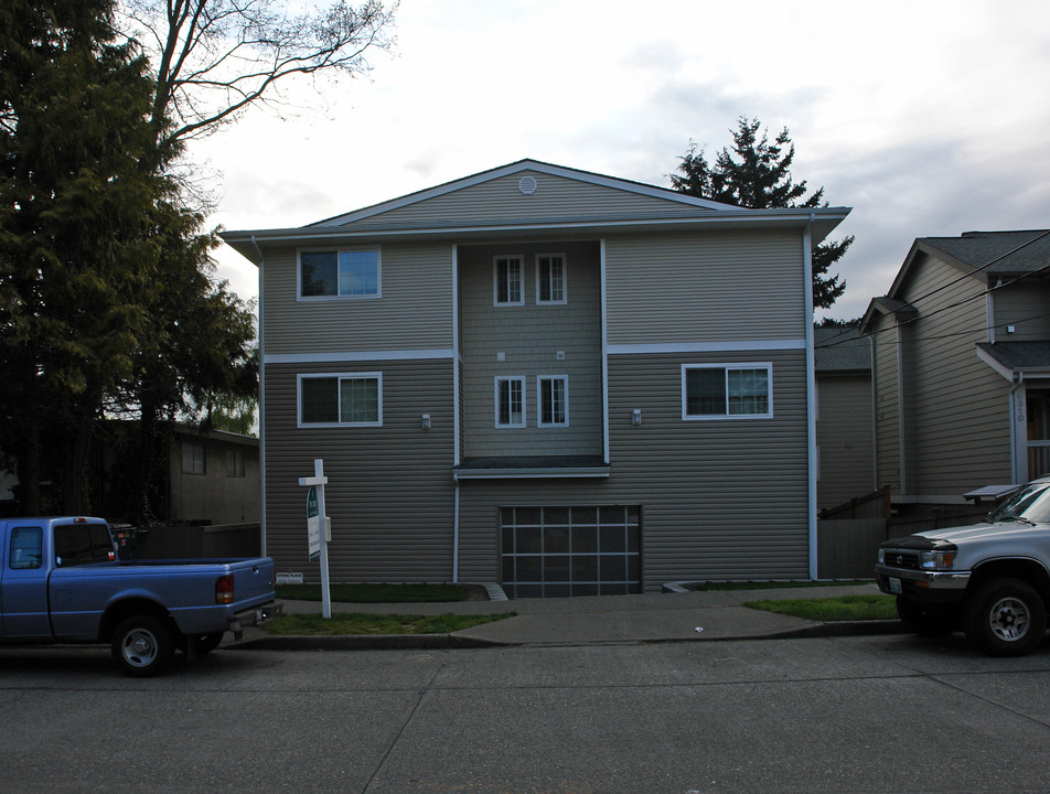 Licton Springs Apartments in Seattle, WA - Building Photo