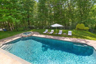 4 Mountain Laurel Dr in Greenwich, CT - Building Photo - Building Photo