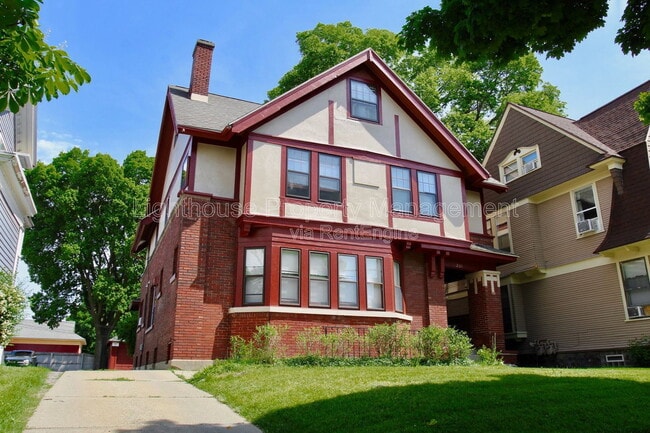 property at 231 Lyon St NE