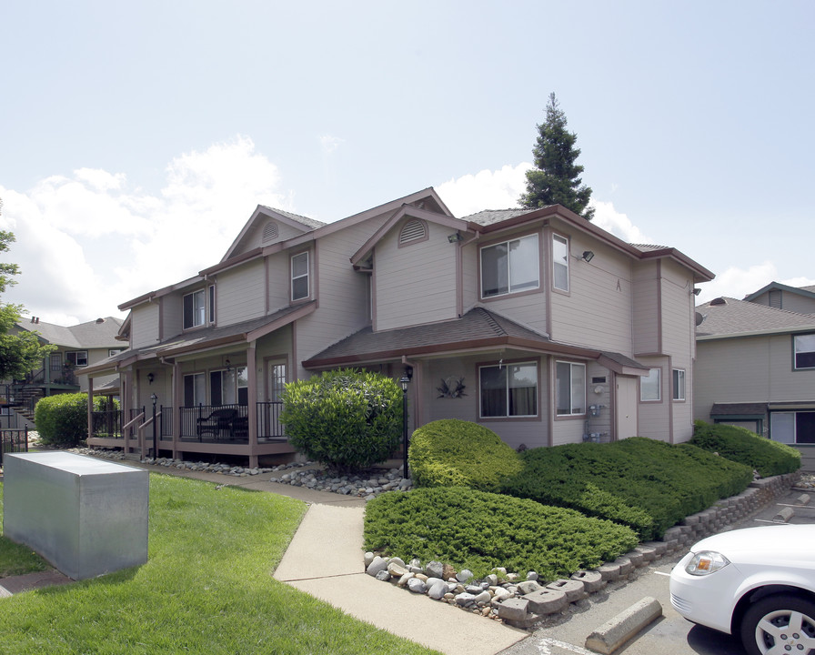 Barnett Village Apartments in Shingle Springs, CA - Foto de edificio