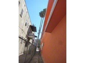 1809 N Bronson Ave in Los Angeles, CA - Foto de edificio - Building Photo