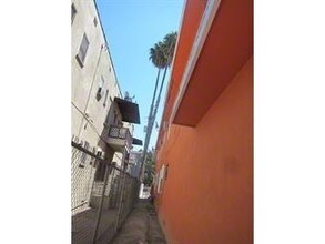 1809 N Bronson Ave in Los Angeles, CA - Building Photo - Building Photo