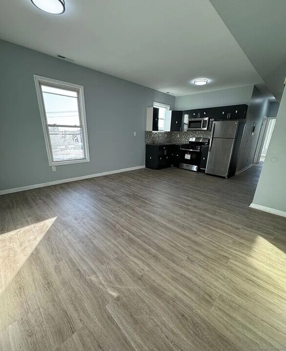 515 E Main St in Bridgeport, CT - Building Photo
