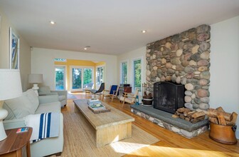 65 Windward in East Hampton, NY - Building Photo - Building Photo