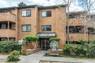 Moss Terrace Apartments in Oakland, CA - Building Photo - Primary Photo