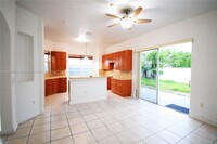 8877 NW 179 Ln in Hialeah, FL - Foto de edificio - Building Photo