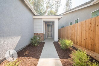 1457 Las Rosas Ave in Clovis, CA - Building Photo - Building Photo