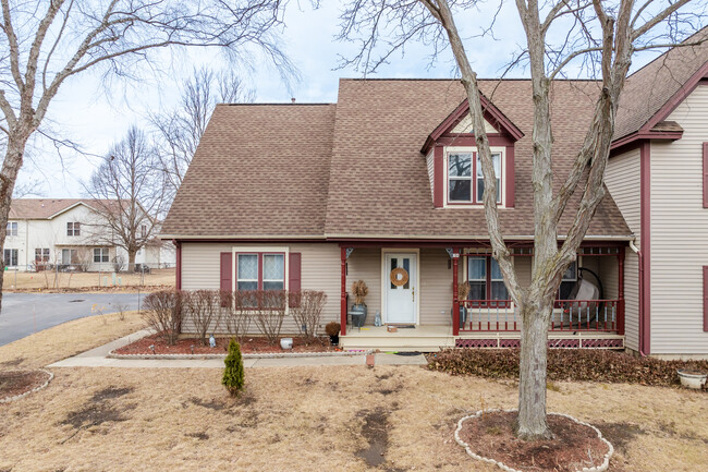 Victoria Village Condominiums in Woodstock, IL - Building Photo - Building Photo