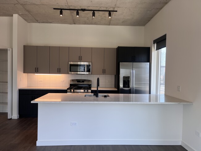 757 N Orleans St, Unit 605 -2 in Chicago, IL - Foto de edificio - Building Photo