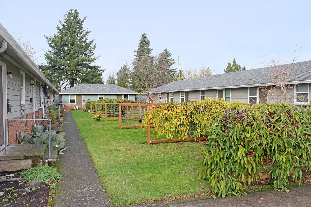 6901-6923-6923 NE Prescott St in Portland, OR - Building Photo
